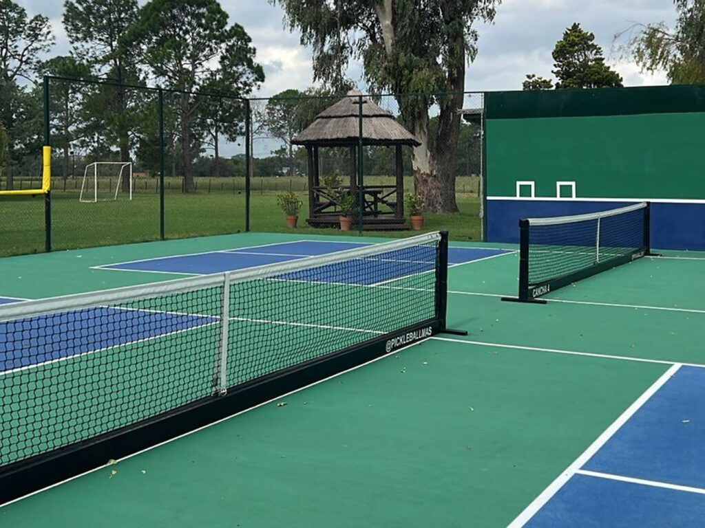Pickleball Más's courts in a natural, semi-rural setting